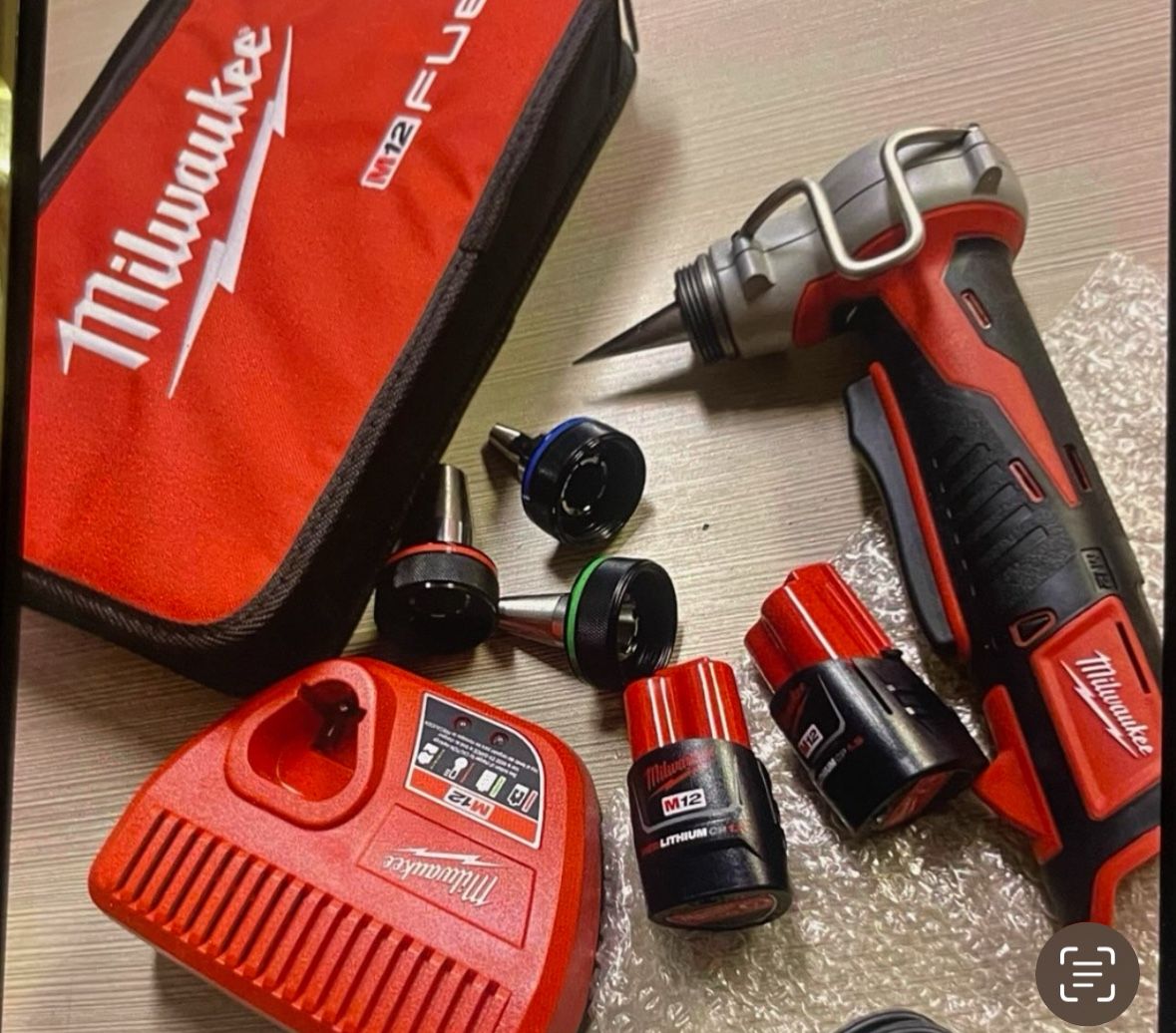 Milwaukee New Kit Pex Expander 12M, Battery And Charger - Nuevo 