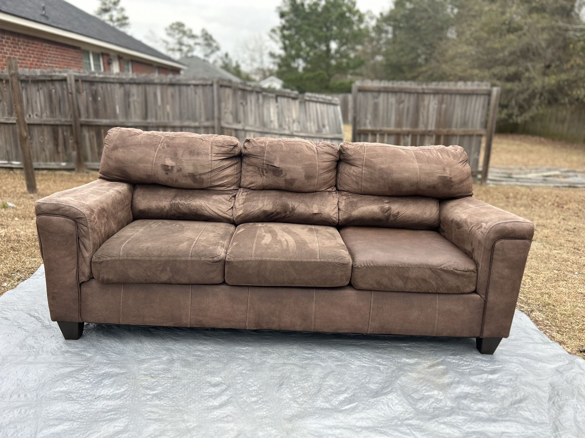 Couch🚨FREE DELIVERY🚨