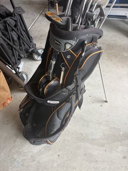 Golf bag with clubs