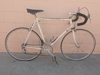 Vintage White Road Bike with Drop Handlebars