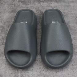 Dark Onyx Yeezy Men’s Slides Size US10