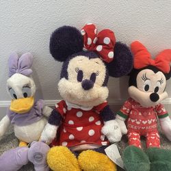 2 Minnie Mouse & Daisy Duck