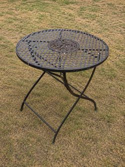 Round metal patio table