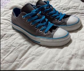 WOMENS ALL STAR CONVERSE SZ 7 NEW!