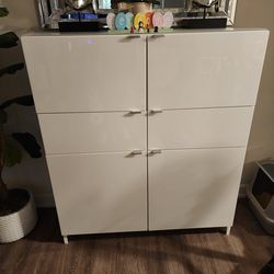 Gloss white cabinet