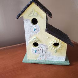 Cute Birdhouse In Excellent Condition