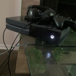 Xbox 1, 2 Controllers, Headset 