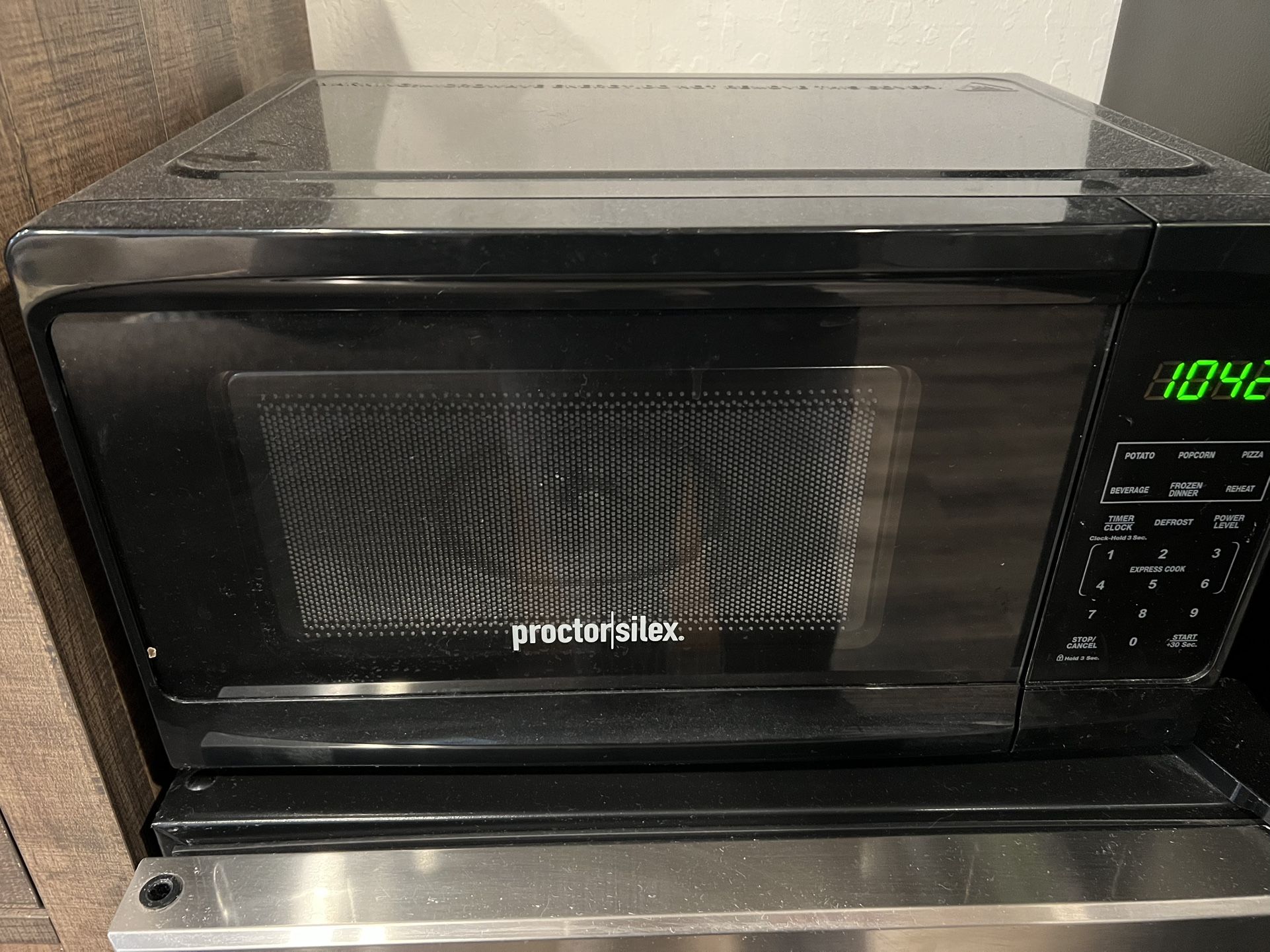 Proctor Silex 0.7 cu ft 700 Watt Microwave Oven - Black