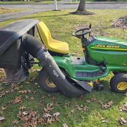 John Deere LT155 Hydrostatic 38" Cut Riding Lawn Mower w Bagger