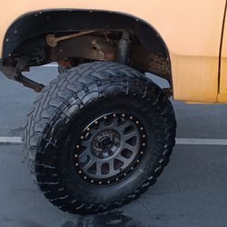 37x12.5x17 Toyo MT with Method Wheels