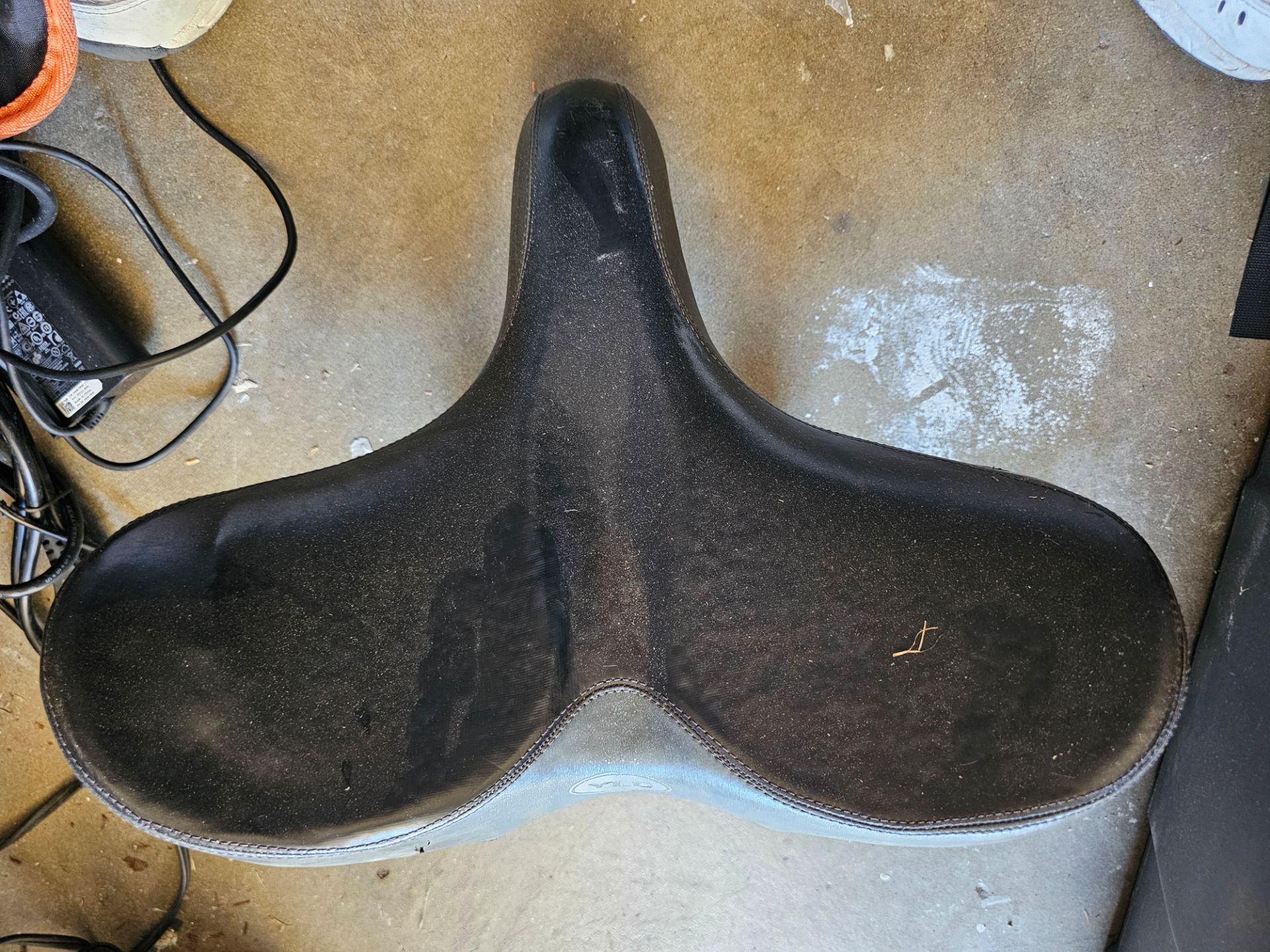 Fat saddle bicycle seat