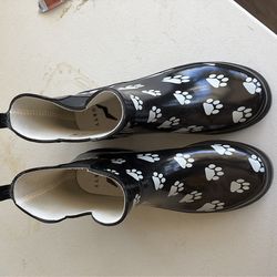 Paw Rain boots size 9 (runs large)