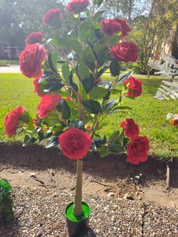 BEAUTIFUL BRAND NEW GIFT ARTIFICIAL  Red Rose Topiary Tree