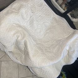 Quee Size Bed Cover With Little Foam On Top 