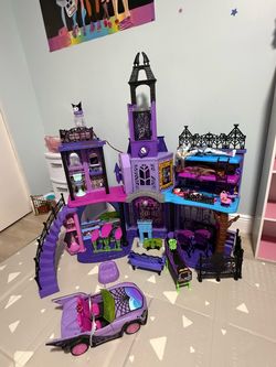 Monster high School and dolls lot
