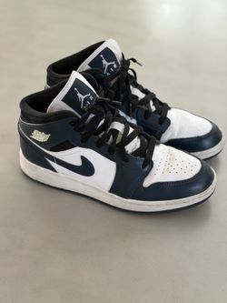Air Jordan 1 Mid Obsidian Size: US 5.5 Youth