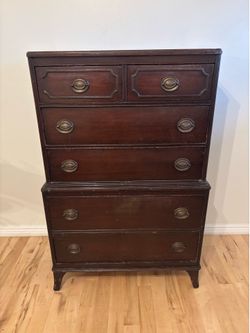 Classic vintage Sanford Furniture NC cherry wood 2 over 3 dovetail drawer dresser with classic metal pull hardware.