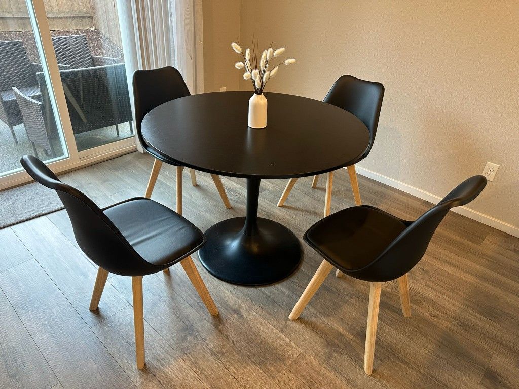 Black Tulip Table(D40.5") and 4 Black Padded Chairs