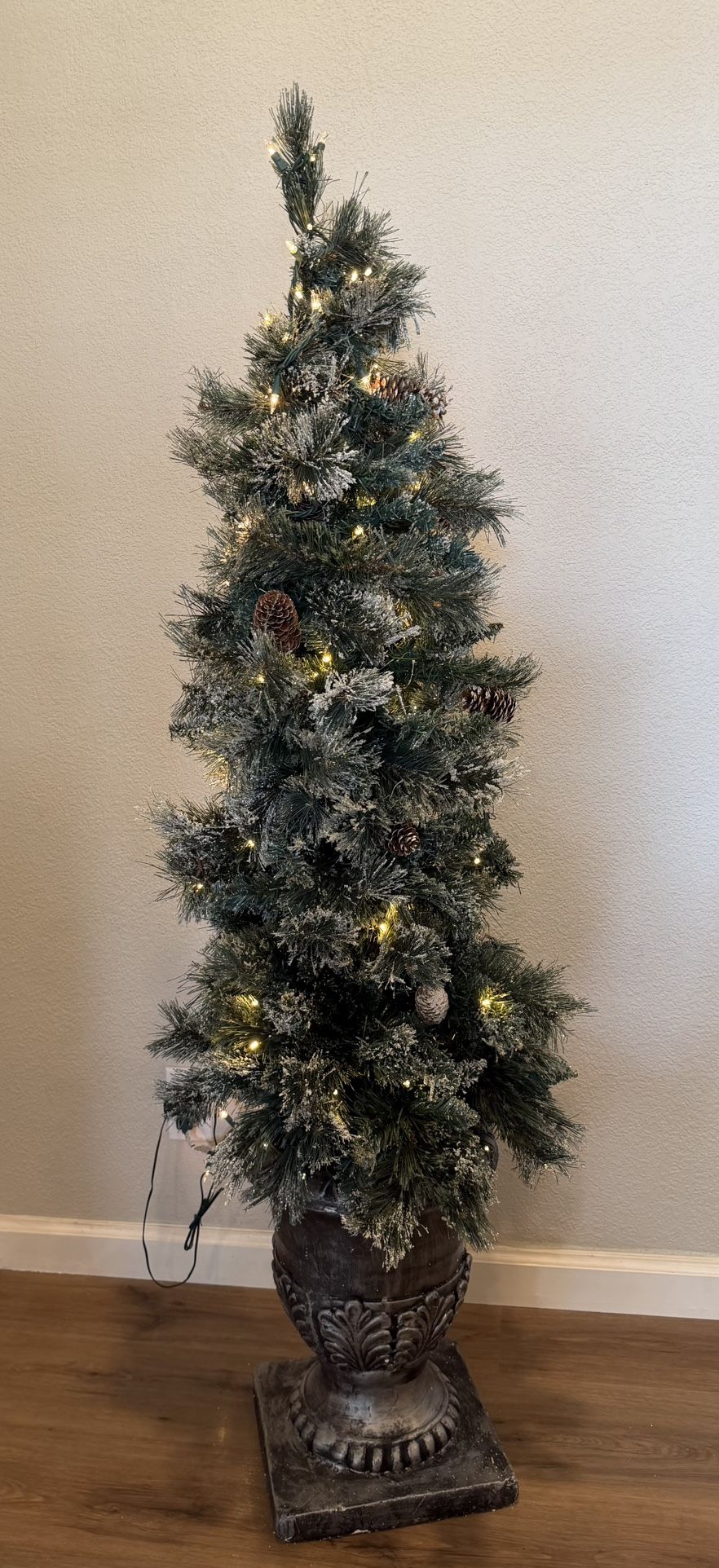 Winter Wonderland 5 Foot Pre-Lit Glittery Christmas Tree w/ 100 LED Lights 