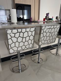 Modern Adjustable Bar Stools – Like New (4)
