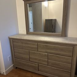 QUEEN BED SET.. Pick Up ASAP