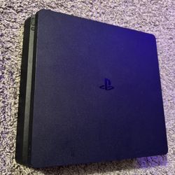 PS4 + 2 Controllers 