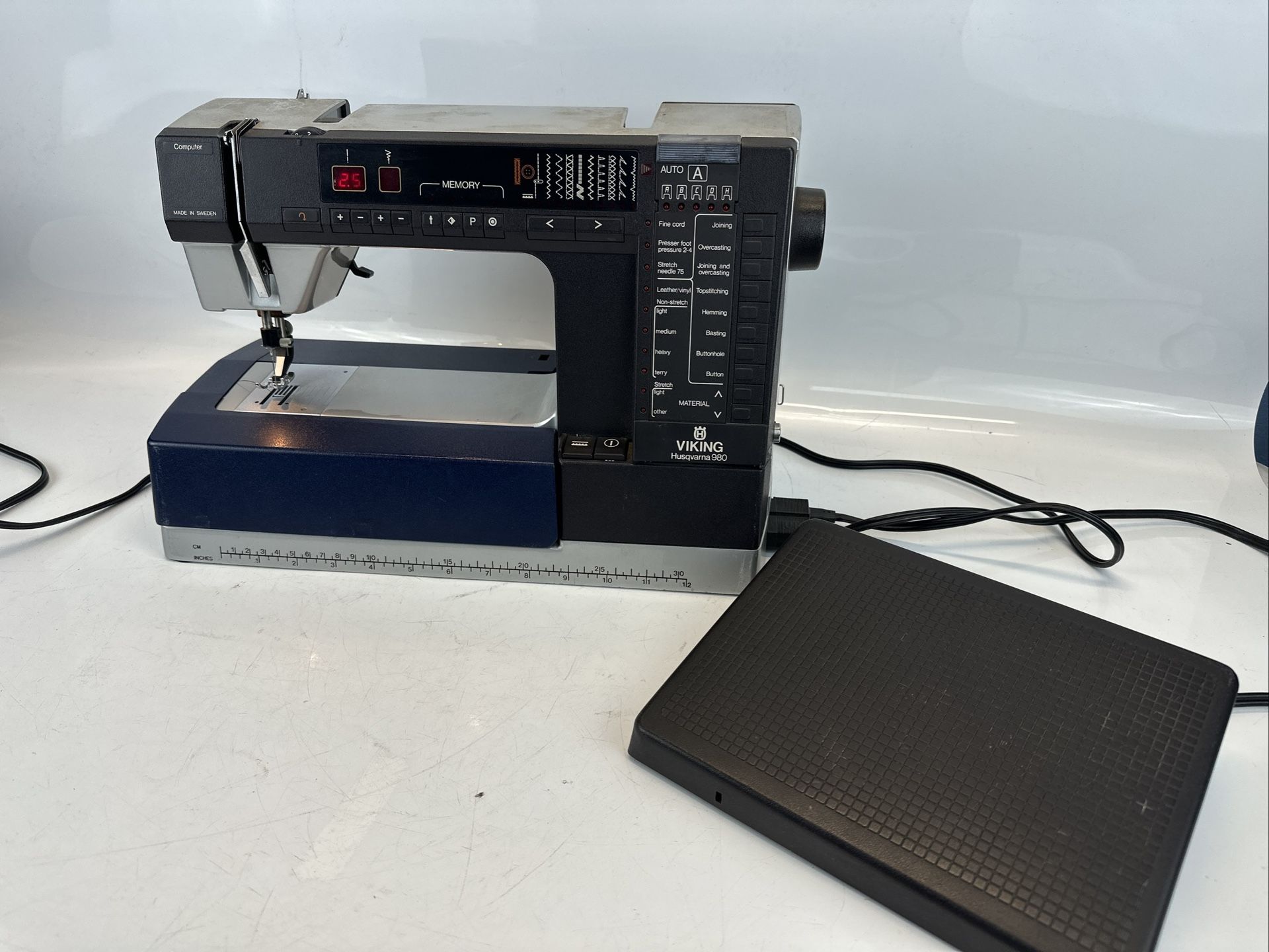 Husqvarna Viking 980 Electric Sewing Machine with Pedal, Used *Handle Broken