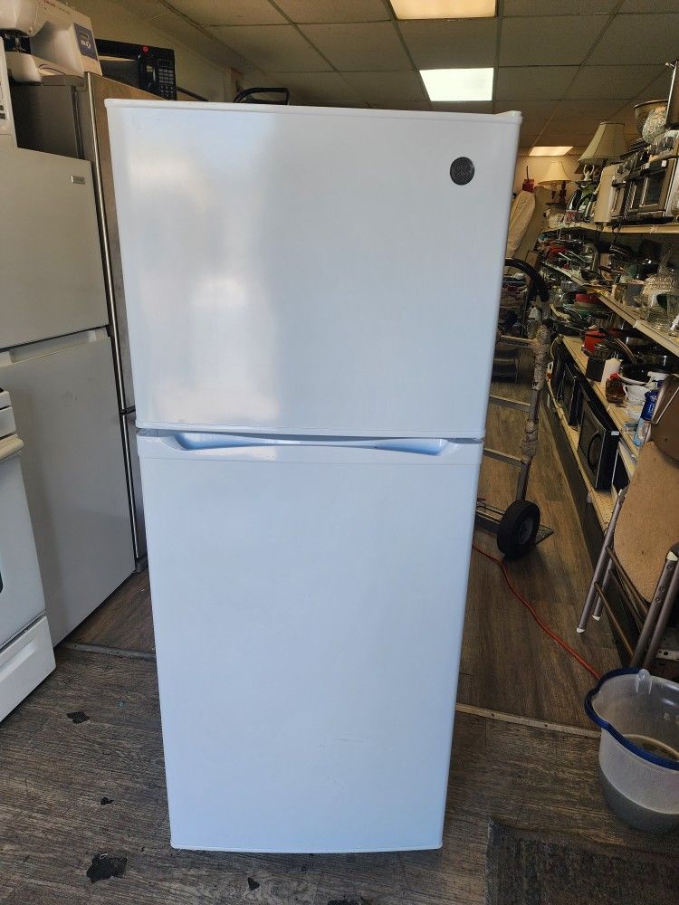 GE Refrigerator 59Hx24Wx27D