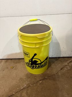 Rawlings Softball Bucket with Seat Lid and whiffle balls