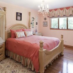 Solid Wood Queen Bed &2 Nightstands 