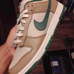 DUNK LOW SIZE 8.5