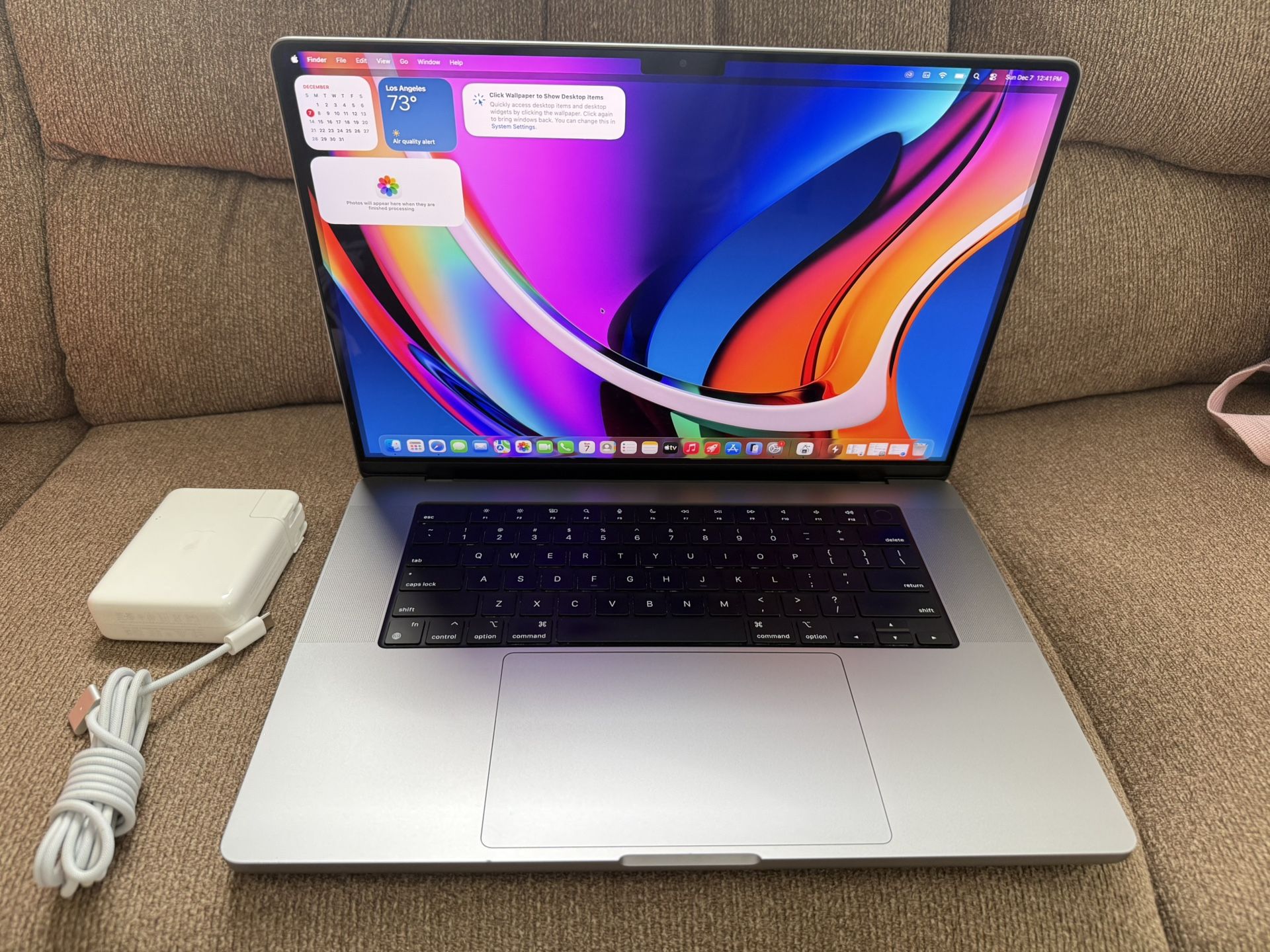 2021/2022 Apple MacBook Pro 16-Inch "M1 Max" 10 cores, 32cores GPU, 32GB ram,1TB, fast