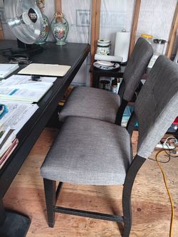 Dinning Table And Chairs 