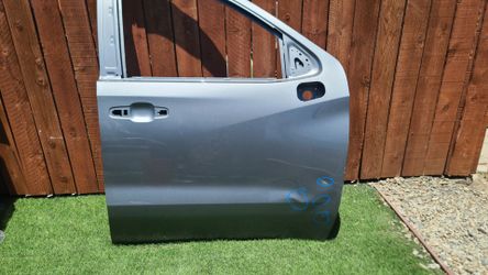 2019 - 2025 CHEVROLET SILVERADO RIGHT FRONT DOOR PASSENGER SIDE USED OEM.  NC4A