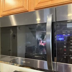 Black Stainless Samsung Microwave