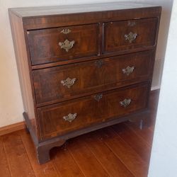 Antique dresser 4  Drawers 