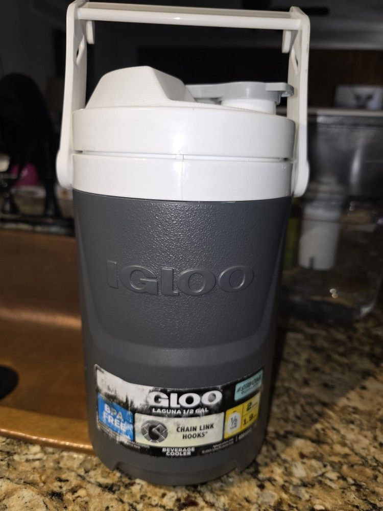 igloo cooler 1/2 gallon with chain link hooks, stay cool, like New only used ones to take water. Work, construction, gardening, warehouse, gym, campin