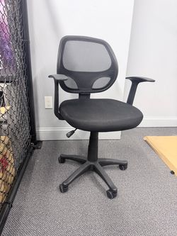 Black Mesh Office Chair with Armrests