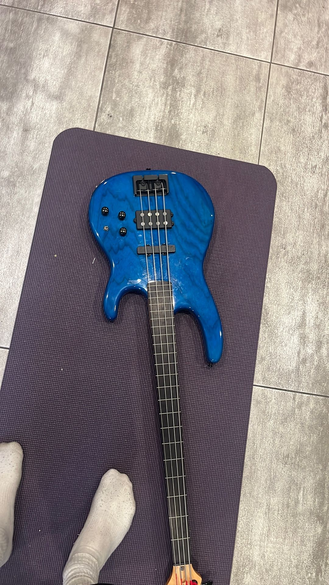 Selling fretless Carvin