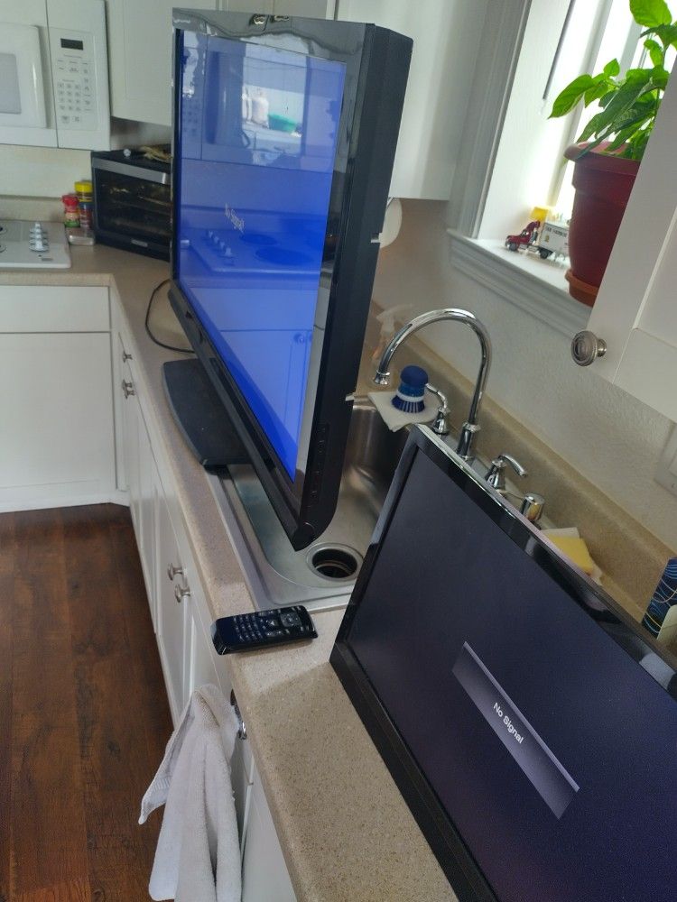 2 Vizio TV's