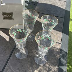 set of 4 Mikasa Iced Tea, Glasses Ribbon Holly Pattern