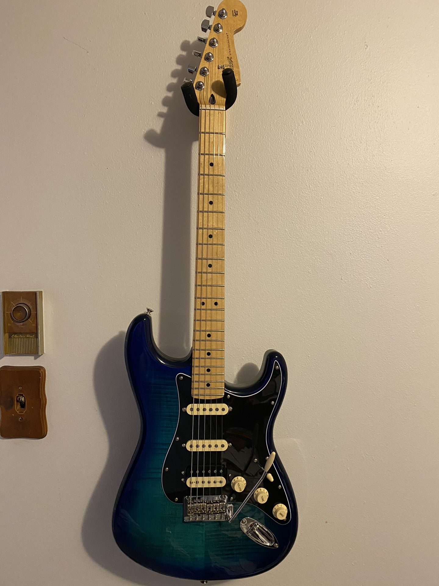 Fender MIM Blueburst Flame Top Stratocaster with Hardshell Case