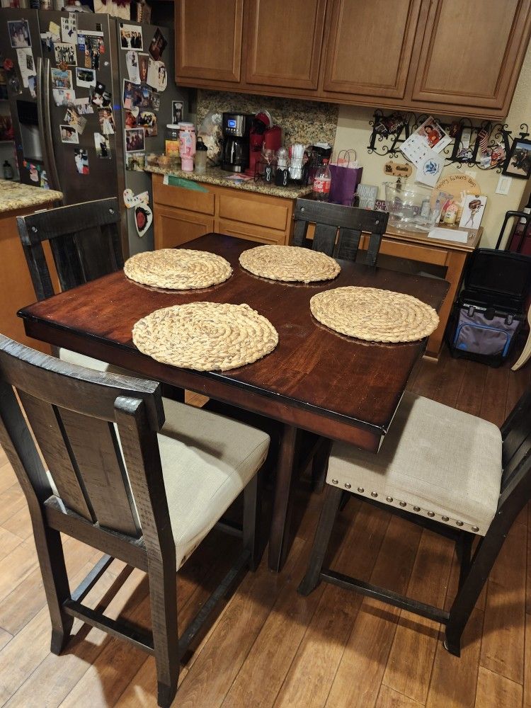 Family Room Table And Chairs