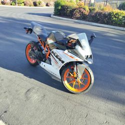 2015 KTM RC390 WITH ONLY 1800 MILES