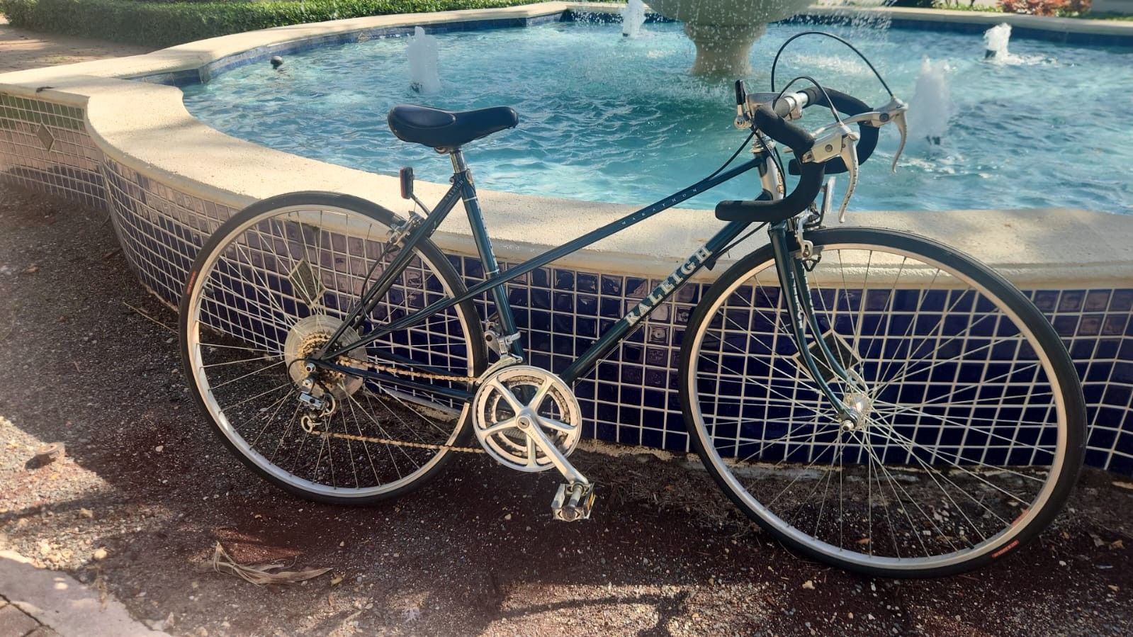 Raleigh Bike Frame 52 Very Ligth New Tires