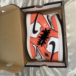 Women’s Air Jordan 1 Mid Se (size 5)