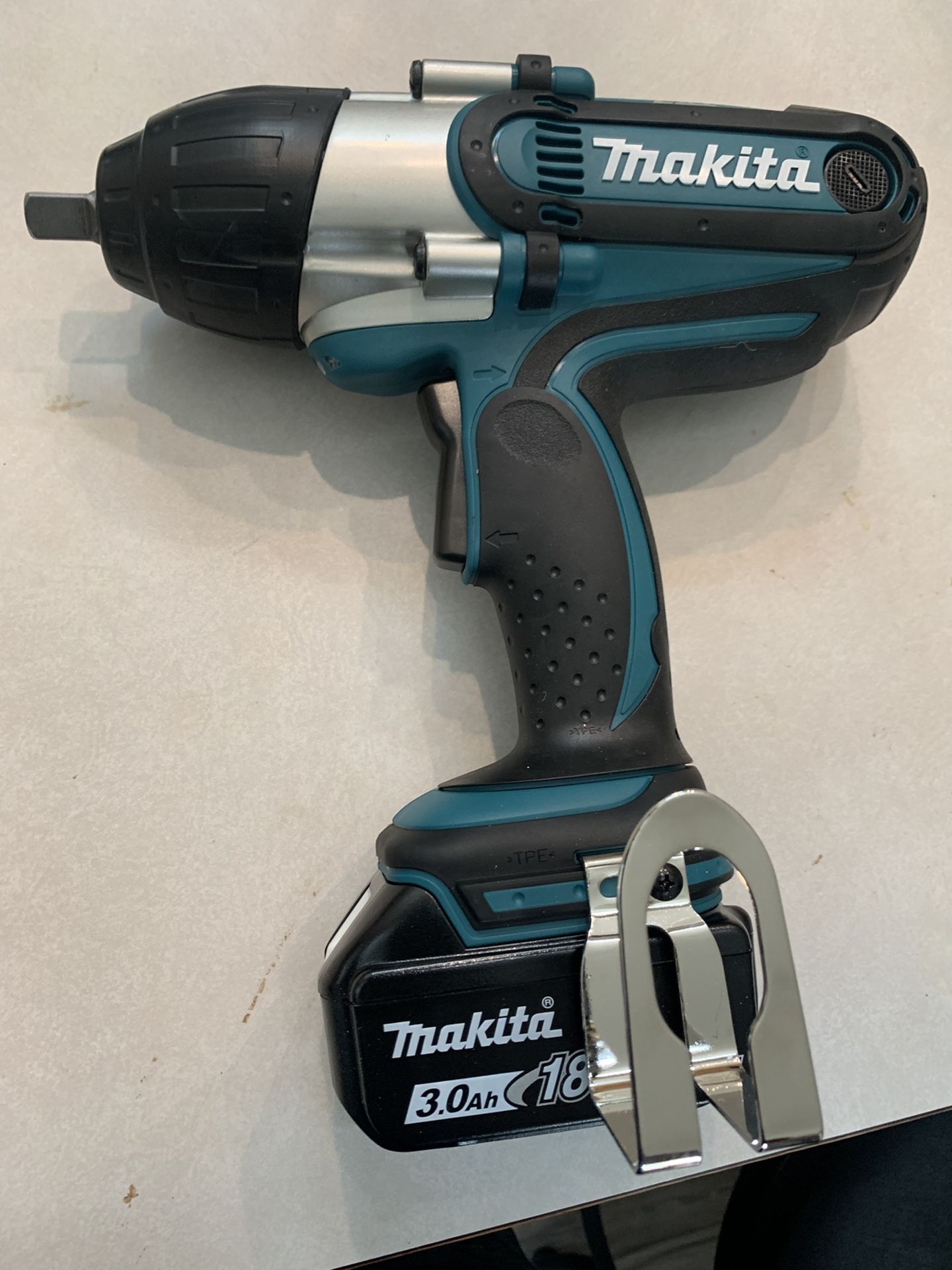 New MAKITA 18-Volt LXT Lithium-Ion Cordless 1/2 in. Sq. Drive Impact Wrench Kit, (3.0Ah) $180 Firm Price  