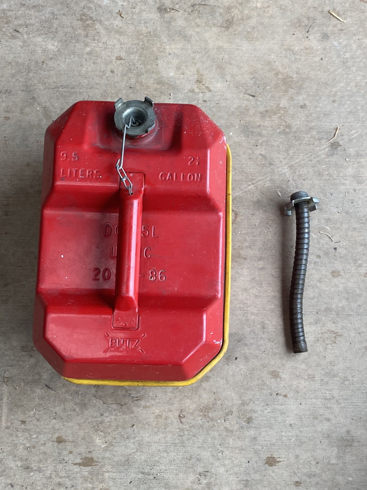 Blitz 2-1/2 Gallon Metal gas can with filler hose