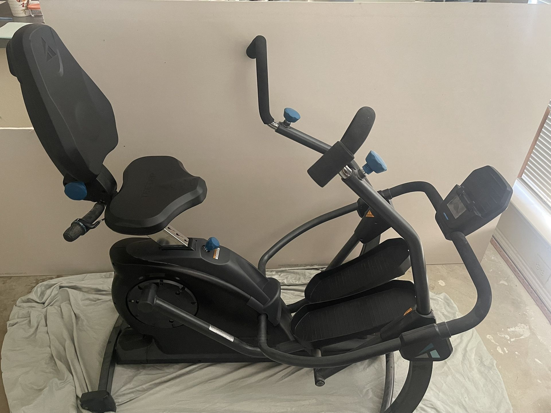 Practically Brand New Teeter Freestep LT3 Recumbent Cross Trainer