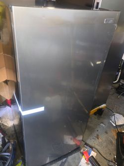 VISSANI MINI FRIDGE OR FREEZER BRAND NEW  CAN BE USED AS EITHER